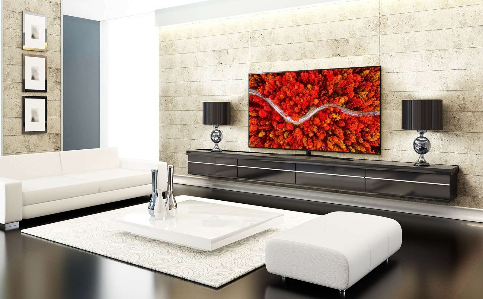 Un salon de luxe avec une télévision affichant une vue aérienne des bois en rouge.