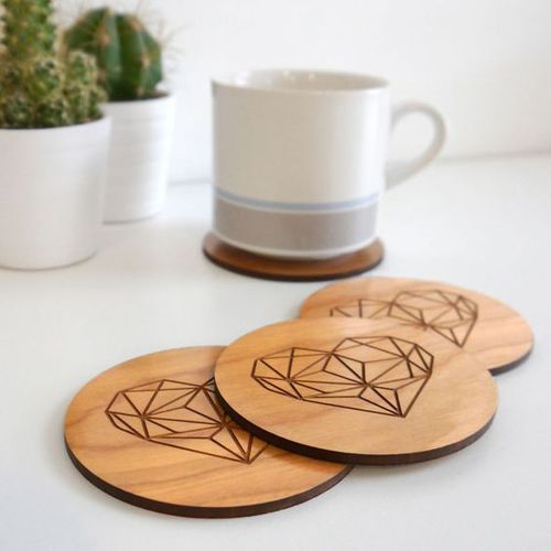 Lot de 4 sous tasse en bois gravé ( 10 cm )
 Fiche Technique et Prix au Maroc