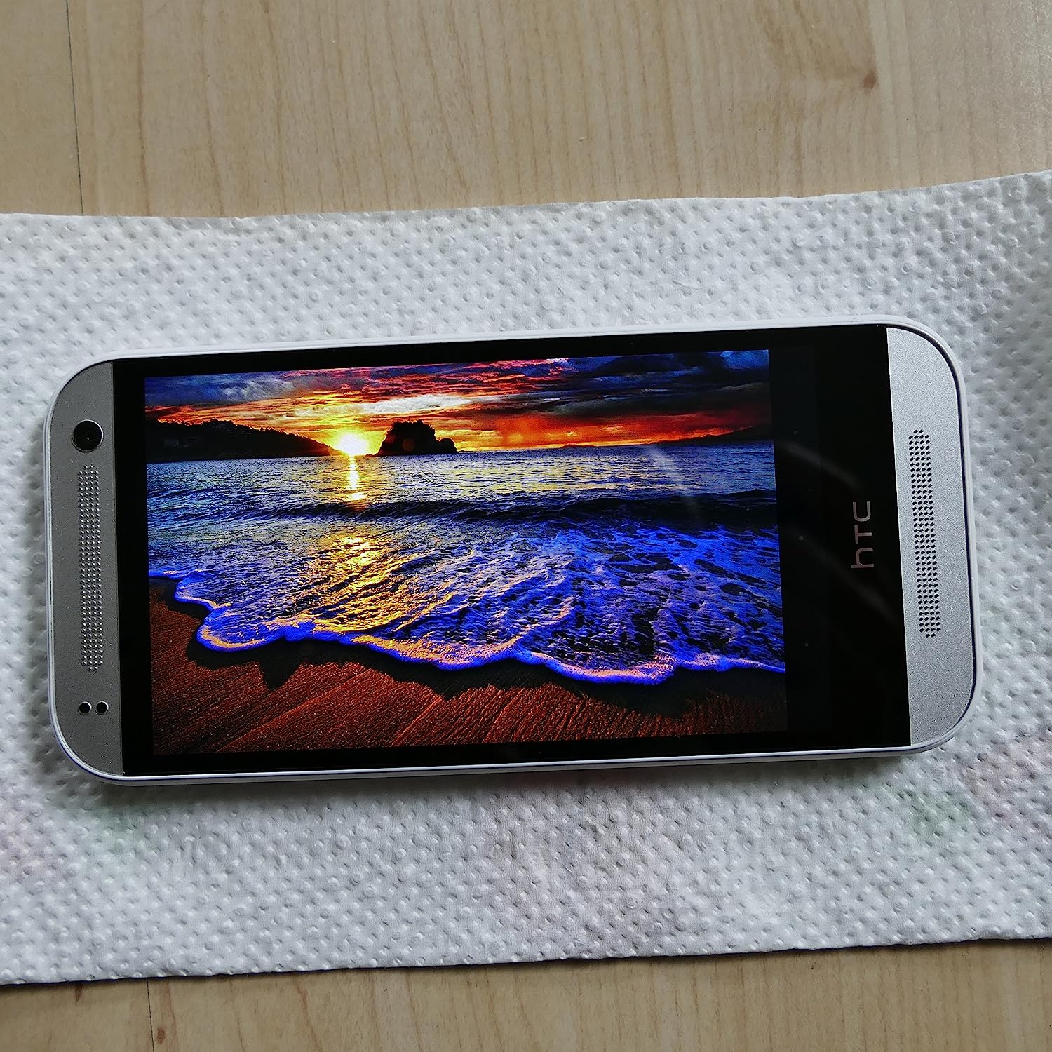 HTC M8 Mini Smartphone à écran Tactile 11,4 cm (4,5"), processeur Quad Core 1.4 GHz, RAM 1 Go, Appareil Photo 13 Mpx, mémoire Interne 16 Go, Nano SIM, Android 4.4.2 KitKat, Doré Fiche Technique et Prix au Maroc