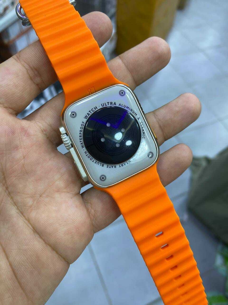 Peut être une image de montre numérique et texte