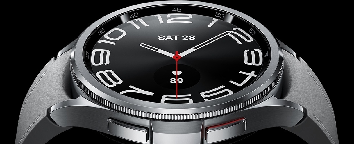 La Galaxy Watch6 Classic avec un cadran de montre élégant est visible.