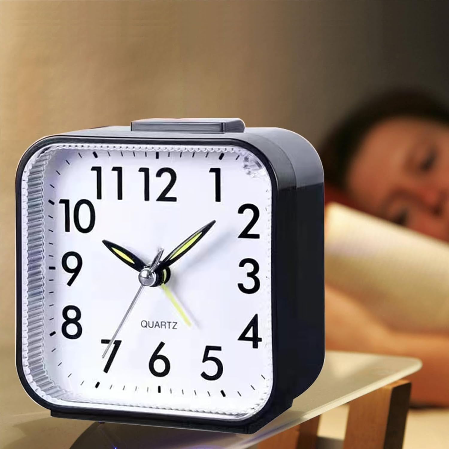 Diompirux Silent Non-Ticking Alarm Clock, with Light and Snooze Function and Top Button, Portable Alarm Clock, AA Battery-Operated, Small Alarm Clock for Travel, Office, Bedroom