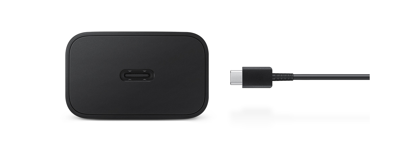 À gauche se trouve une tête de chargeur noire. À droite se trouve un câble USB Type-C noir.